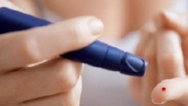 Un paziente si misura il diabete
