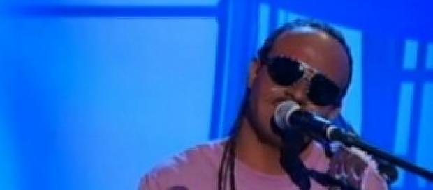 Valerio Scanu imita Steve Wonder Valerio Scanu imita Steve Wonder