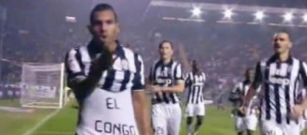 Atalanta-Juve, Tevez esulta dopo il gol. Atalanta-Juve, Tevez esulta dopo il gol.