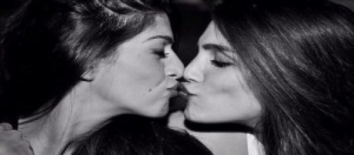 Adriana Peluso e il bacio saffico 