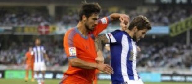 André Gomes pelea un balón André Gomes pelea un balón