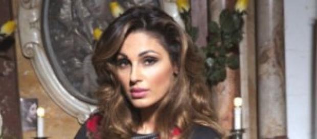 Anna Tatangelo davanti all'altare di una tomba Anna Tatangelo davanti all'altare di una tomba