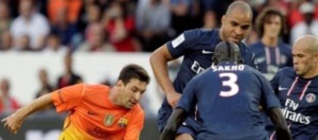 Messi ante tres rivales. Foto: porinsurgentes.com Messi ante tres rivales. Foto: porinsurgentes.com