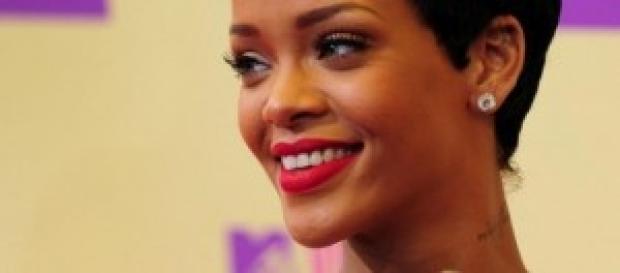 Imagen de la cantante Rihanna luciendo uñas Imagen de la cantante Rihanna luciendo uñas