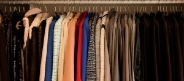 Roupas organizadas, economia e maior uso. Roupas organizadas, economia e maior uso.