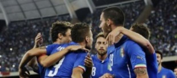 La squadra azzurra in esultanza al primo goal La squadra azzurra in esultanza al primo goal