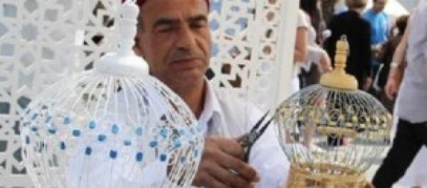 Un artisan peaufinant sa création. Un artisan peaufinant sa création.
