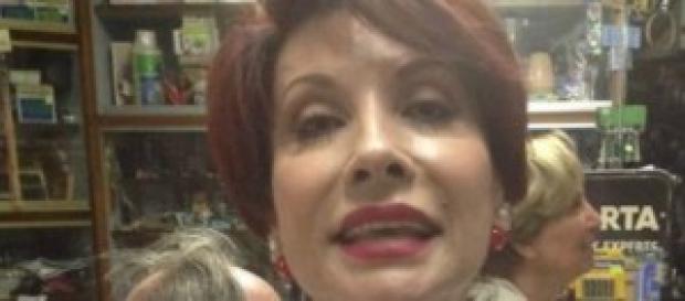 Alda D'Eusanio su Facebook con coltello sulla gola Alda D'Eusanio su Facebook con coltello sulla gola