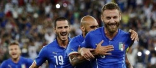 Daniele De rossi abbracciato dai compagni