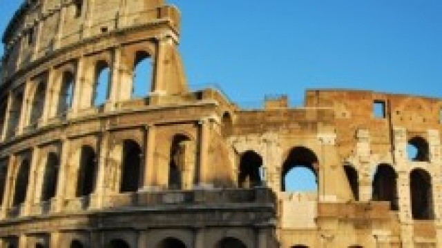 Ragazzo cade da recinzione del Colosseo