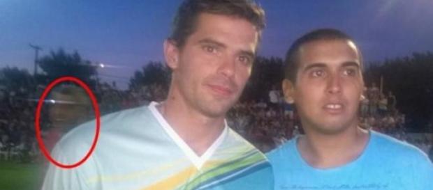 Calcio: Fernando Gago fotografato con un fantasma Calcio: Fernando Gago fotografato con un fantasma