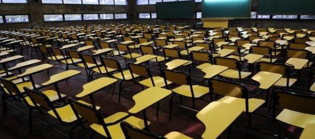 A professora se dedica muito à área da educação A professora se dedica muito à área da educação