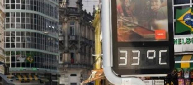 Imagem de termômetro marcando 33° na Praça da Sé Imagem de termômetro marcando 33° na Praça da Sé