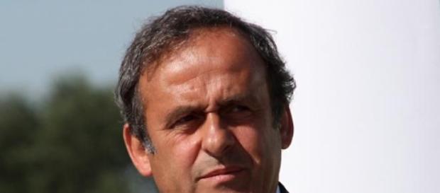 Platini é o alvo das críticas... e das bolas Platini é o alvo das críticas... e das bolas