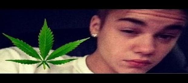 Foto de Justin Beiber con la hoja de Marihuana Foto de Justin Beiber con la hoja de Marihuana