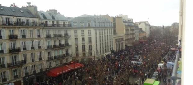 La foule rend hommage aux victimes des attentats. La foule rend hommage aux victimes des attentats.