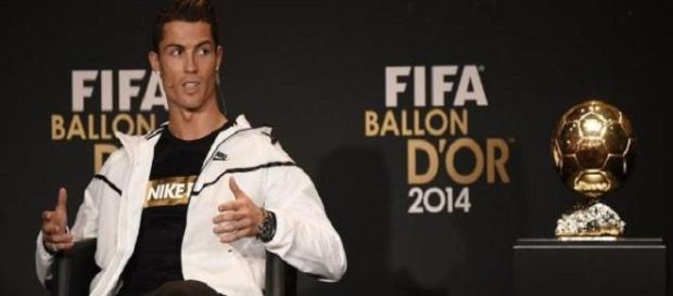 Cristiano Ronaldo recibe su tercer 'Balón de Oro' Cristiano Ronaldo recibe su tercer 'Balón de Oro'