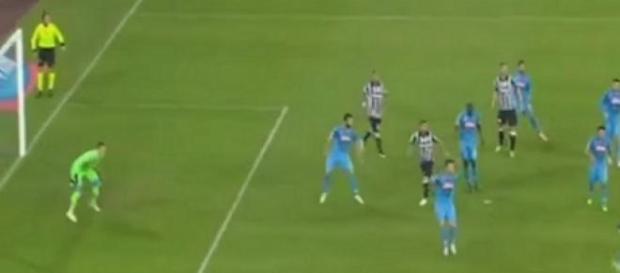 Juventus vence Napoli e segue na frente Juventus vence Napoli e segue na frente
