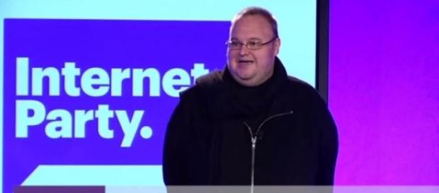 Kim Dotcom lors d'une conférence de presse. Kim Dotcom lors d'une conférence de presse.