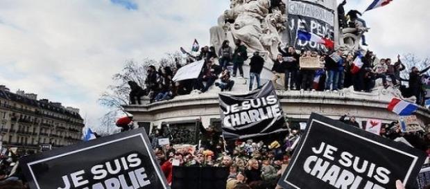 Les manifestants ont félicité la police. Les manifestants ont félicité la police.