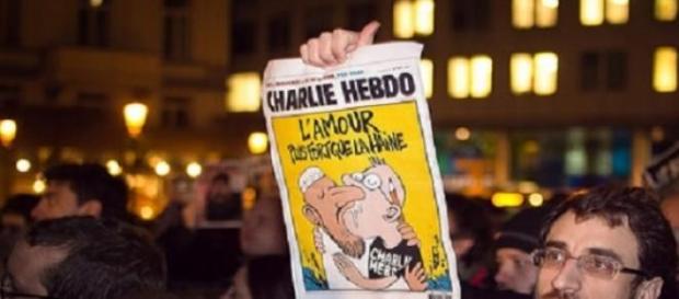 Manifestante muestra gran portada del 'Charlie' Manifestante muestra gran portada del 'Charlie'
