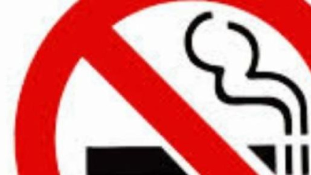 Un cartello di divieto di fumo