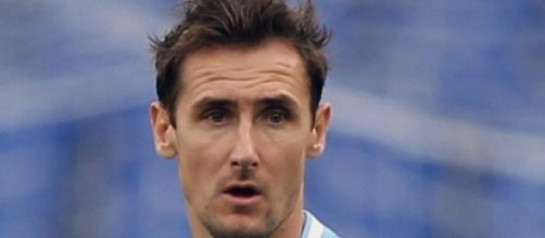 l'attaccante biancoceleste Miroslav Klose