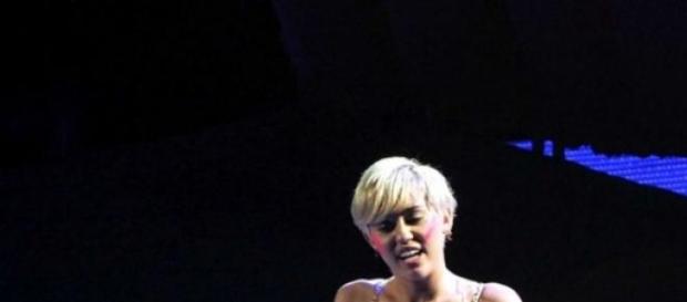 Miley Cyrus en una de sus recientes presentaciones Miley Cyrus en una de sus recientes presentaciones