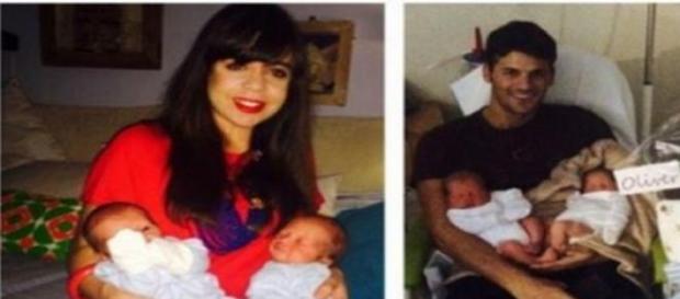 Oliver ex tronista de MYHYV posa con sus gemelos Oliver ex tronista de MYHYV posa con sus gemelos