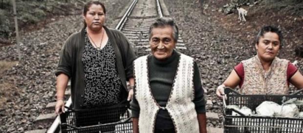 Ces femmes donnent 300 sacs quotidiennement. Ces femmes donnent 300 sacs quotidiennement.