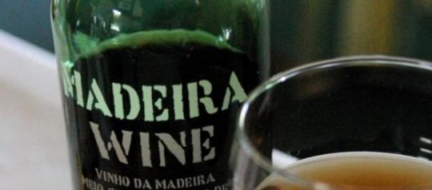 O Vinho da Madeira é apreciado pelos ingleses. O Vinho da Madeira é apreciado pelos ingleses.