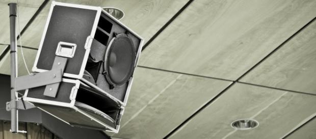 O volume da música-ambiente em algumas lojas assemelha-se ao de uma discoteca. O volume da música-ambiente em algumas lojas assemelha-se ao de uma discoteca.