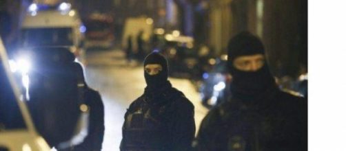 Belgio, agenti si scontrano con presunti jihadisti