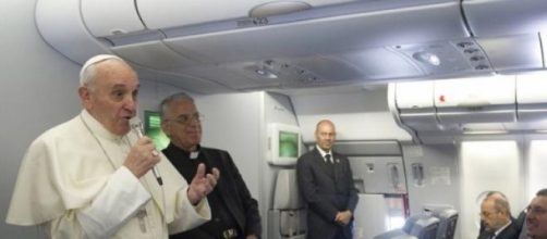 Papa Francesco in aereo parla alla stampa