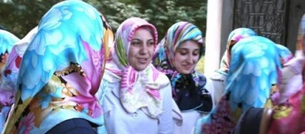 2 junge Muslimas auf den Weg zur Arbeit 2 junge Muslimas auf den Weg zur Arbeit