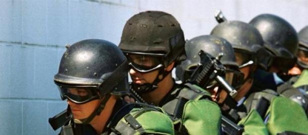 Pelo menos 2 mortos em operação da polícia belga. Pelo menos 2 mortos em operação da polícia belga.