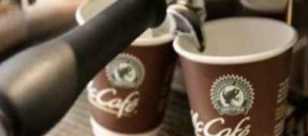 Un tipico McCafè versato nella macchinetta Un tipico McCafè versato nella macchinetta
