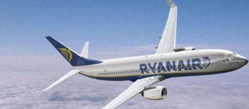 Un aereo Ryanair in volo.