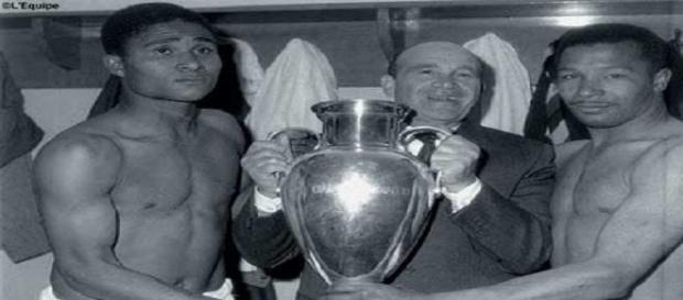 Bella Guttman no Benfica com Eusébio e Coluna. Bella Guttman no Benfica com Eusébio e Coluna.