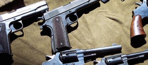 Chaque juif pourrait avoir un revolver de ce type. Chaque juif pourrait avoir un revolver de ce type.