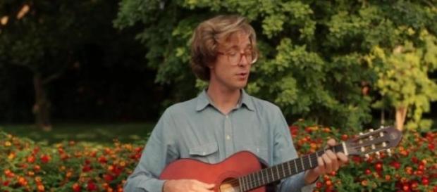 Erlend Oye no videoclipe de uma música. Erlend Oye no videoclipe de uma música.
