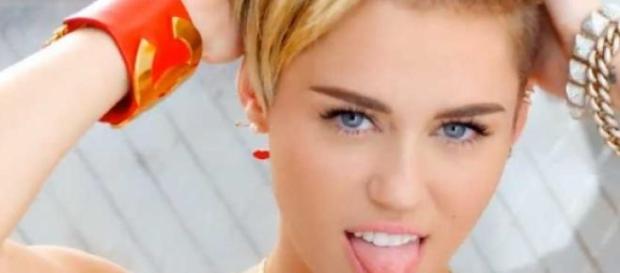 Miley Cyrus, llamando de nuevo la atención. Miley Cyrus, llamando de nuevo la atención.
