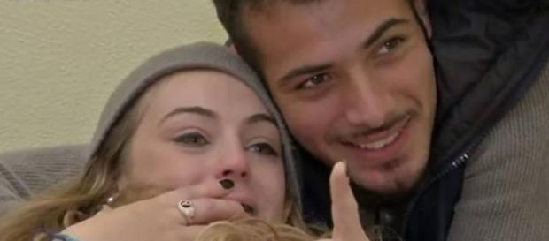 Aldo e Ale si commuovano davanti a loro figlio Aldo e Ale si commuovano davanti a loro figlio