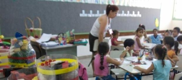 Através da educação é que o país crescerá Através da educação é que o país crescerá