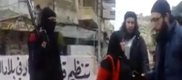 Siria, uccisa una donna accusata di adulterio Siria, uccisa una donna accusata di adulterio