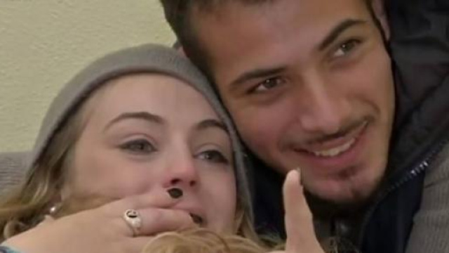 Aldo e Ale si commuovano davanti a loro figlio