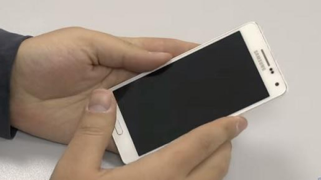 In foto il Galaxy A5 durante una prova