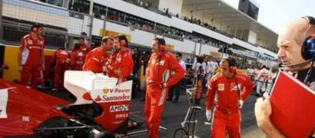 Adrian Newey regardant la Ferrari Adrian Newey regardant la Ferrari