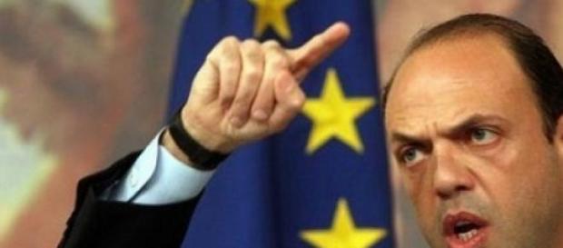 Il Ministro degli Interni Angelino Alfano Il Ministro degli Interni Angelino Alfano