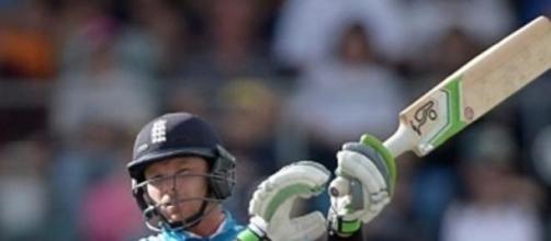  Ian Bell helped England to victory in Canberra